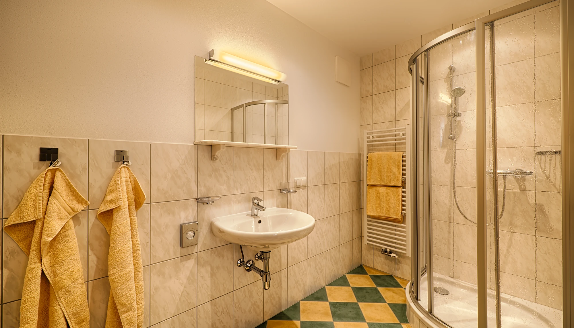 Badezimmer im Appartement Enzian mit Ganzglasdusche