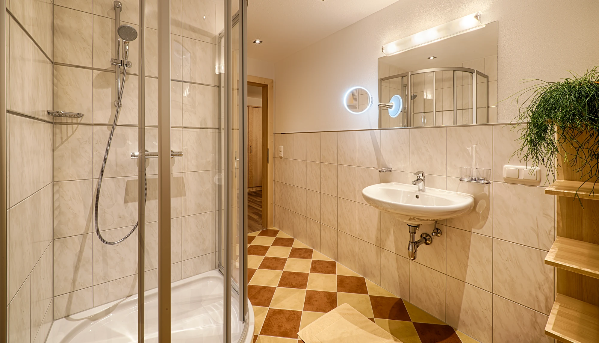 Badezimmer im Gartenappartement mit Ganzglasdusche