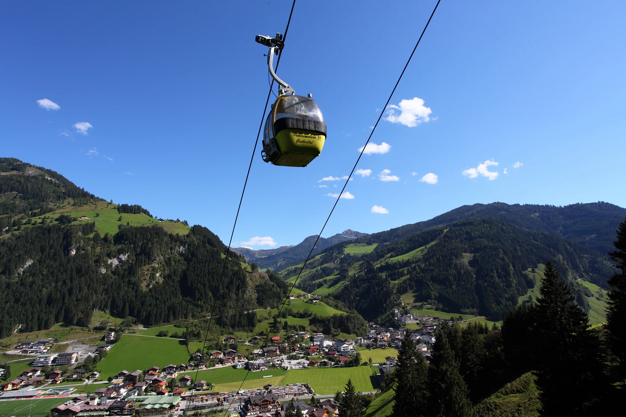 Mit der Gondel in die Sommerberge