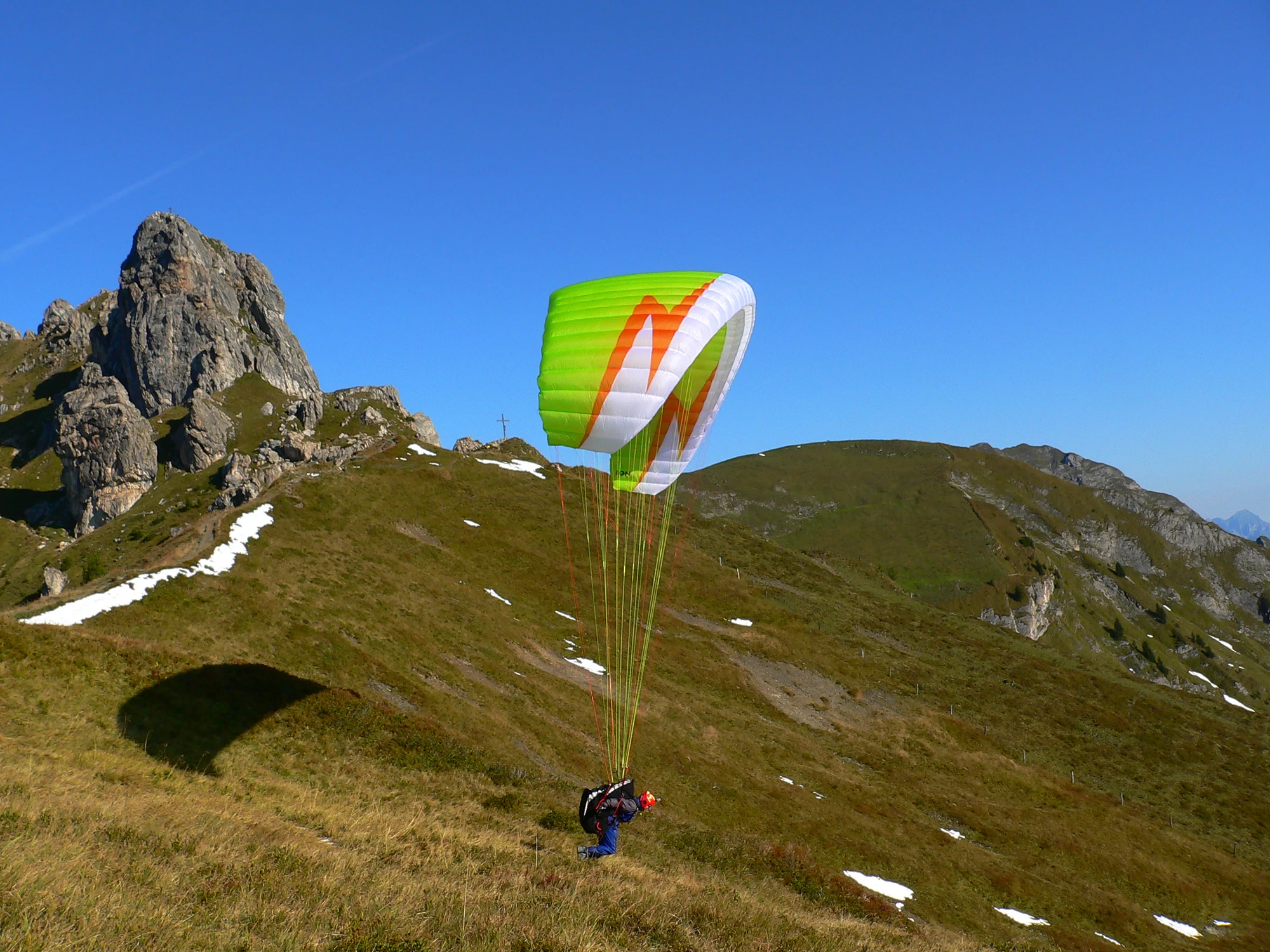 Gleitschirmflug über den Bergen