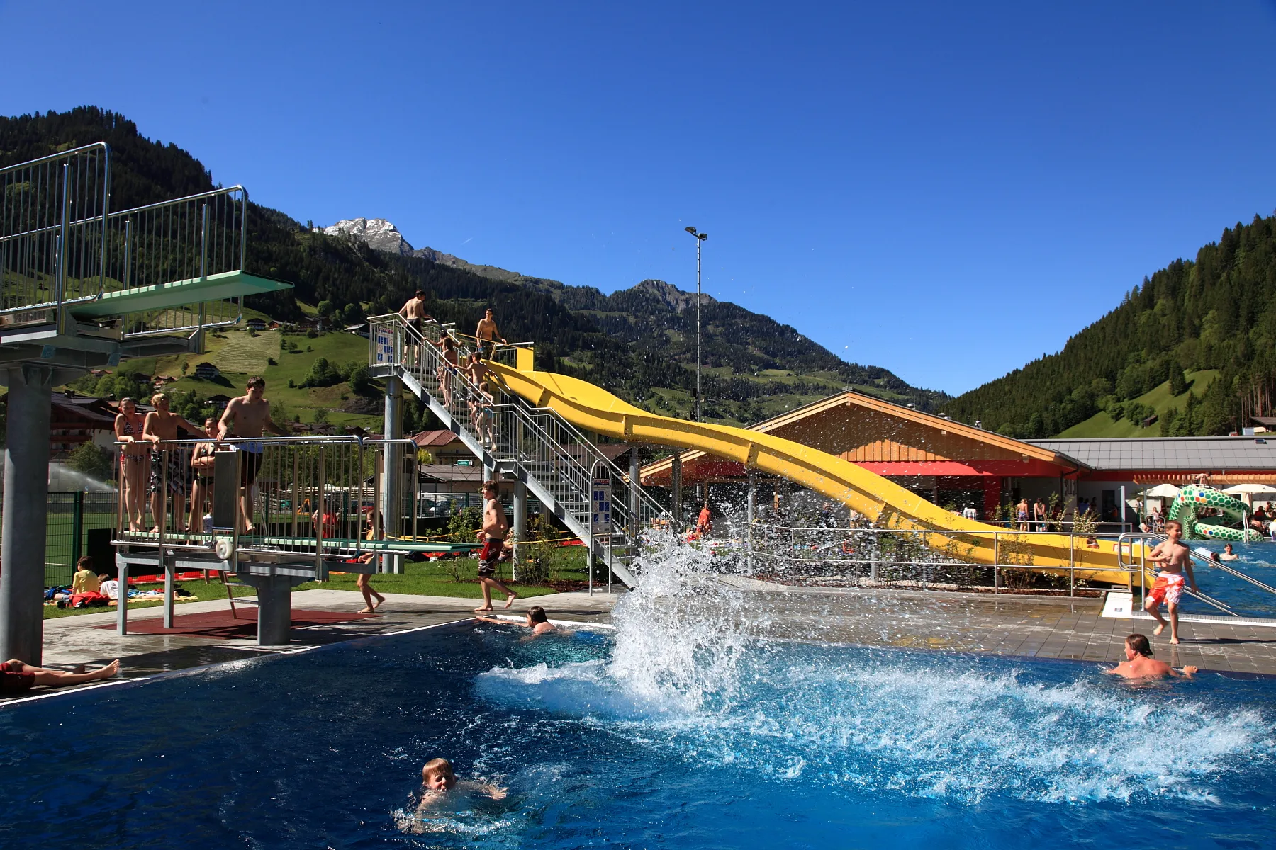 Wasserrutsche im Freibad
